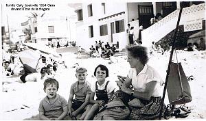 FAMILLE GALLY DEVANT BAR LA FREGATE BOUISVILLE 1954